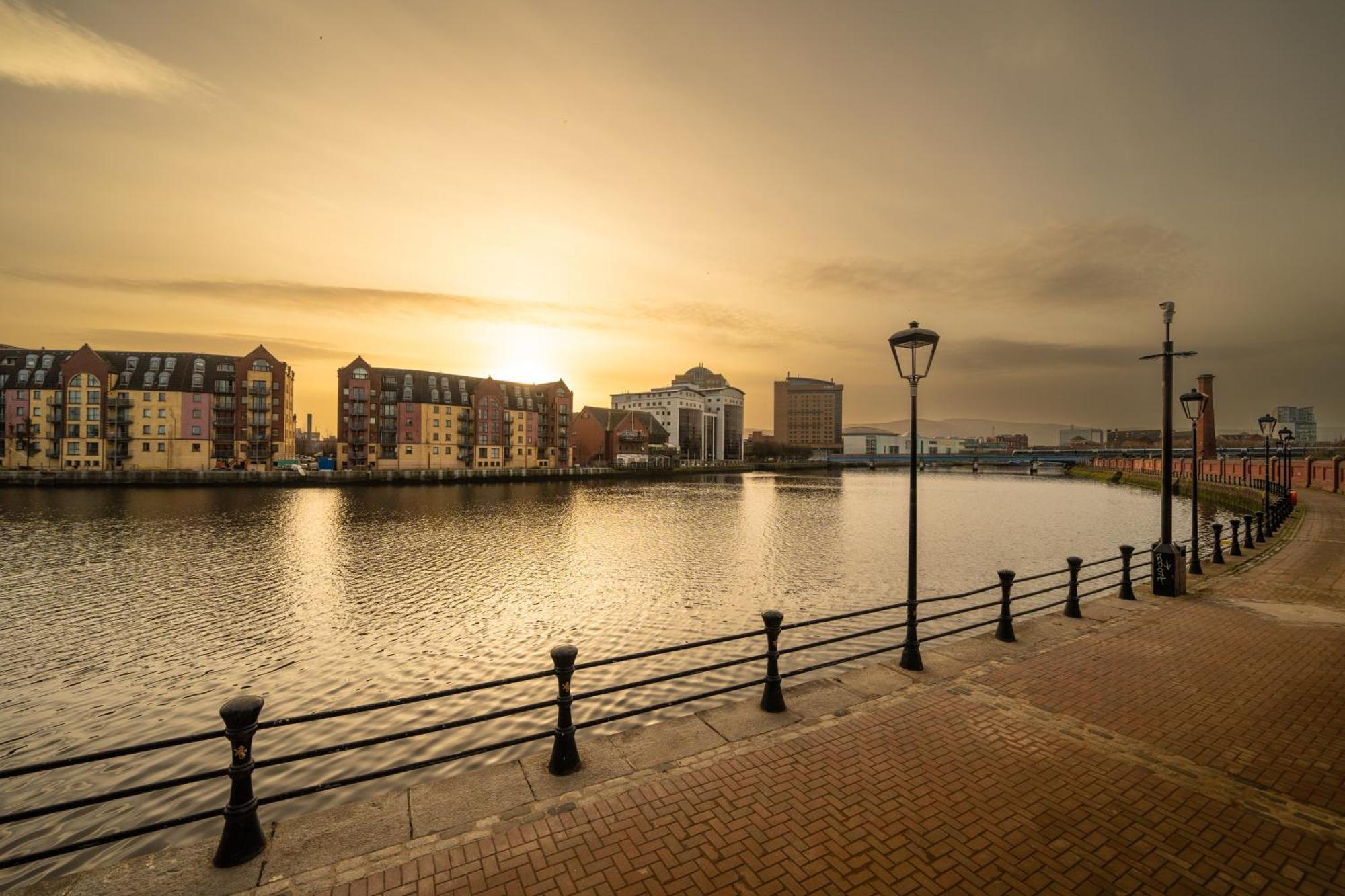 River Side Apartment, City Centre - Beautiful View And Free Parking! Belfast Extérieur photo